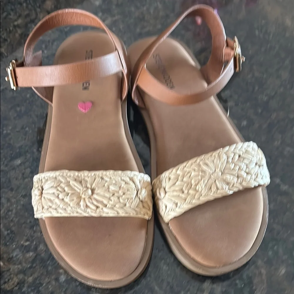 New Girls Steve Madden Tan and Cream Sandals 4